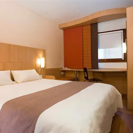 Ibis Centre По